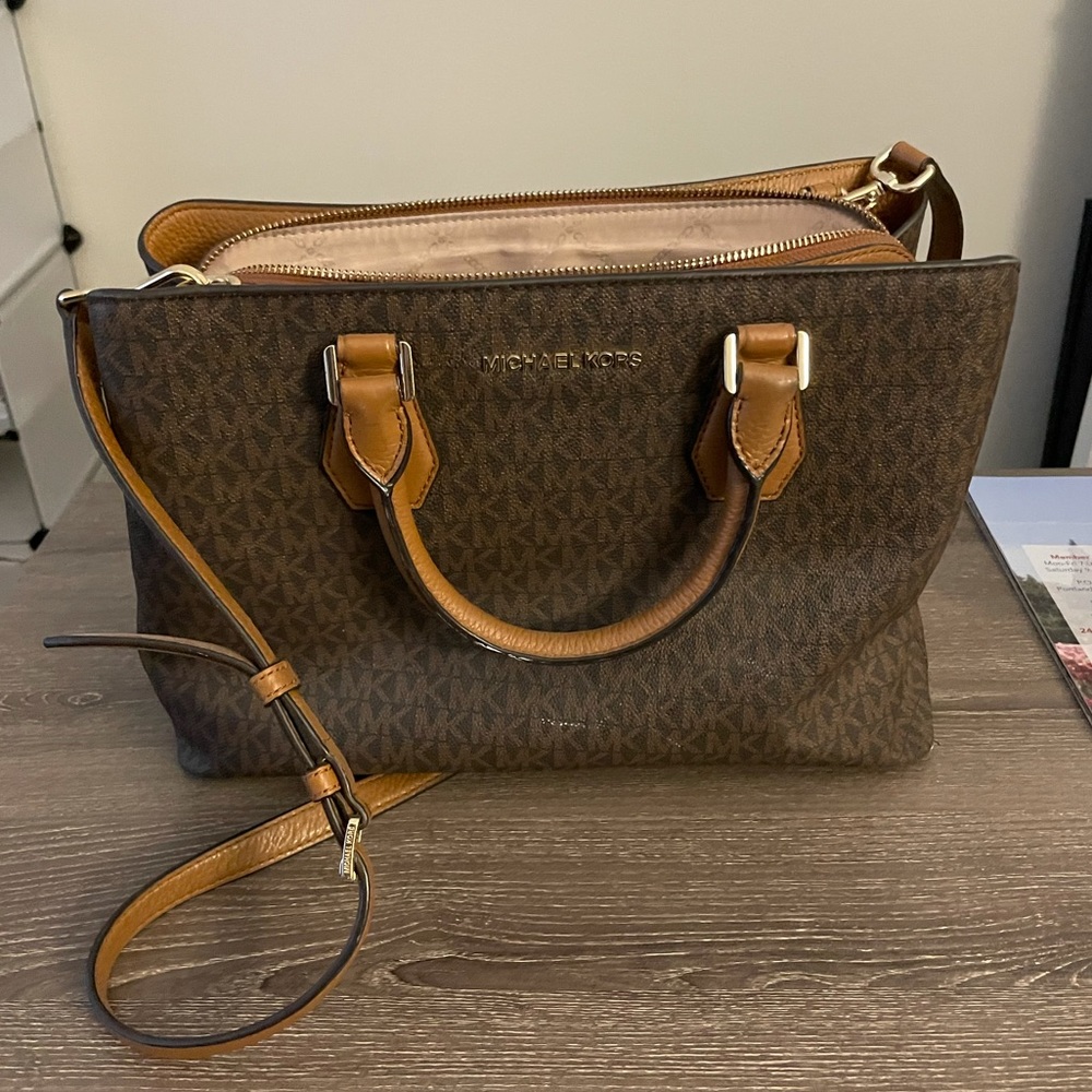 •Michael Kors Crossbody•